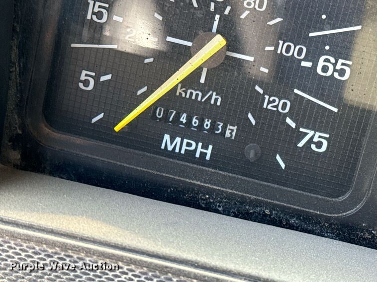 image for item DZ8652 1995 Ford F800 oil distributor truck