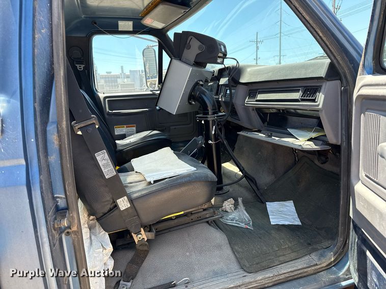 image for item DZ8652 1995 Ford F800 oil distributor truck