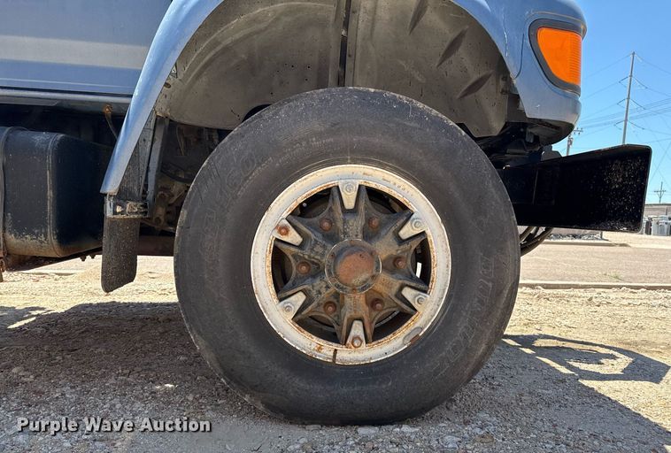 image for item DZ8652 1995 Ford F800 oil distributor truck