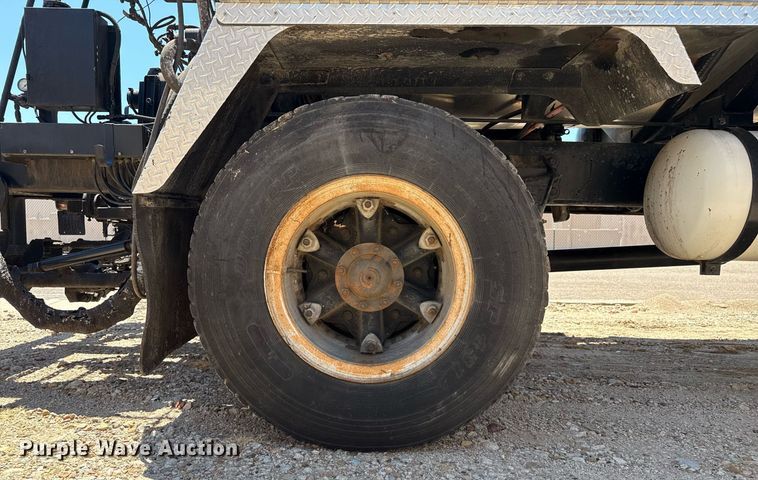 image for item DZ8652 1995 Ford F800 oil distributor truck