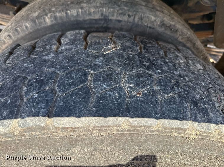 image for item DZ8652 1995 Ford F800 oil distributor truck