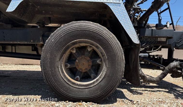 image for item DZ8652 1995 Ford F800 oil distributor truck