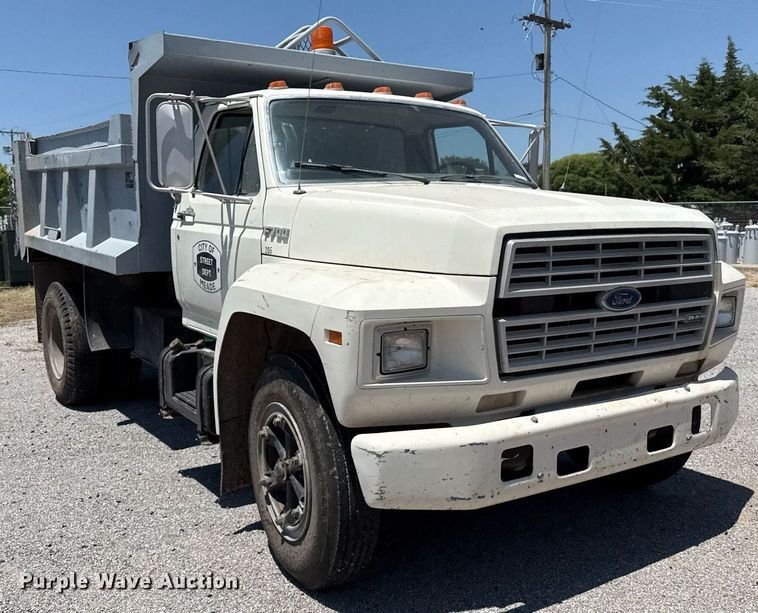 image for item DZ8663 1990 Ford F700 dump truck