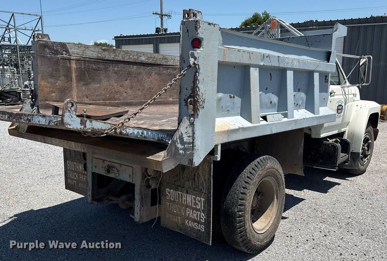 image for item DZ8663 1990 Ford F700 dump truck