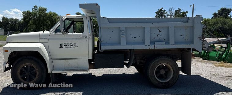 image for item DZ8663 1990 Ford F700 dump truck