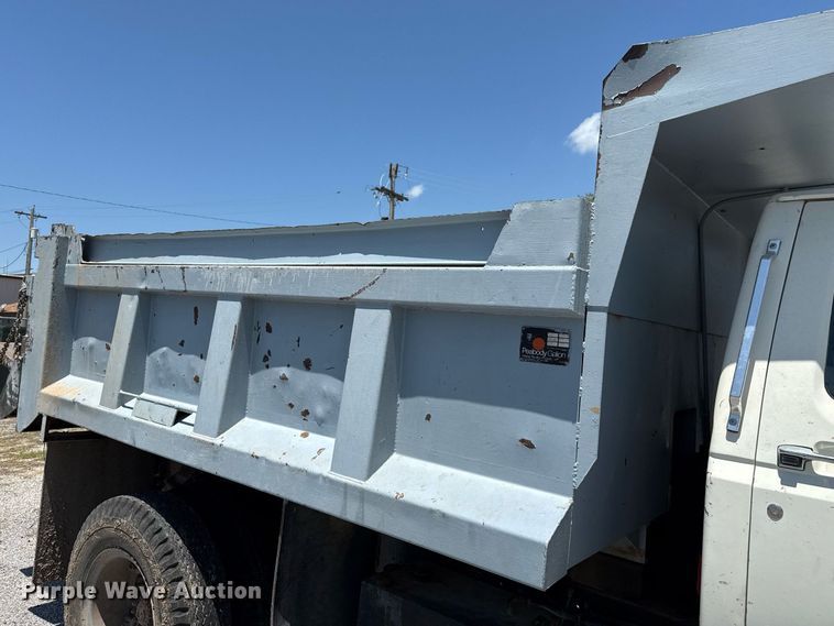 image for item DZ8663 1990 Ford F700 dump truck