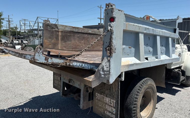 image for item DZ8663 1990 Ford F700 dump truck