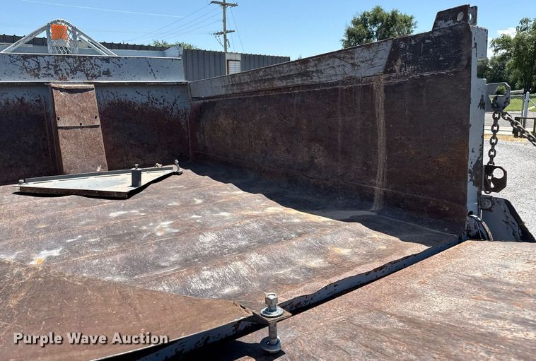 image for item DZ8663 1990 Ford F700 dump truck