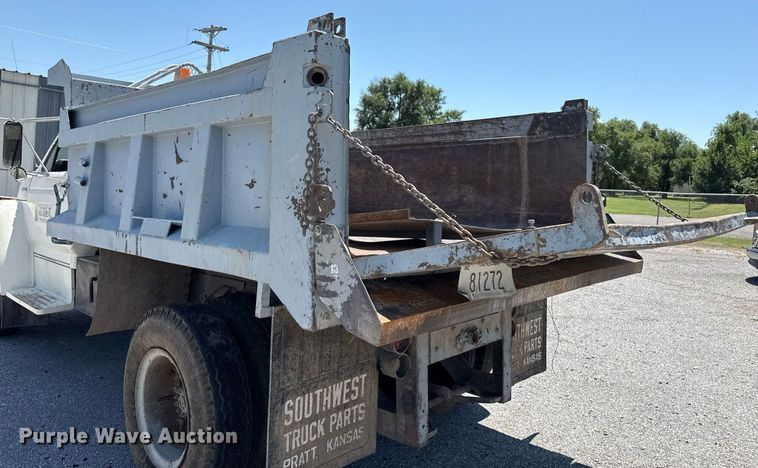 image for item DZ8663 1990 Ford F700 dump truck