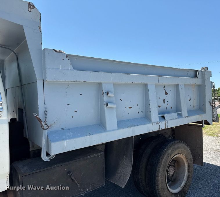 image for item DZ8663 1990 Ford F700 dump truck