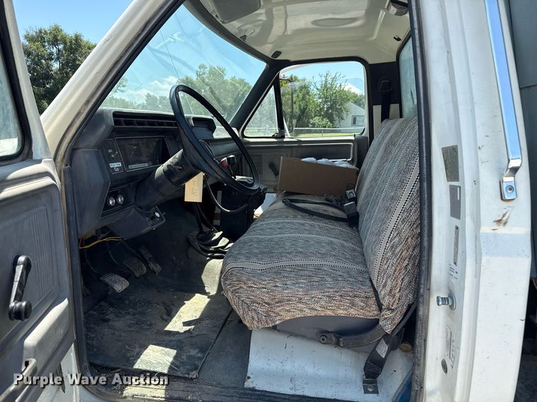 image for item DZ8663 1990 Ford F700 dump truck