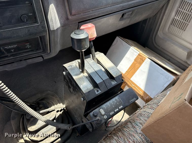 image for item DZ8663 1990 Ford F700 dump truck