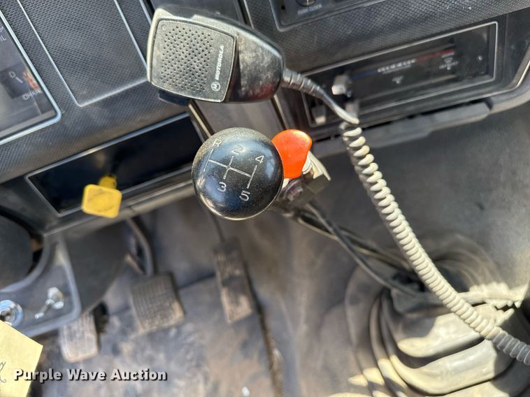 image for item DZ8663 1990 Ford F700 dump truck