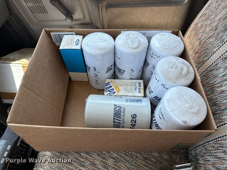 image for item DZ8663 1990 Ford F700 dump truck