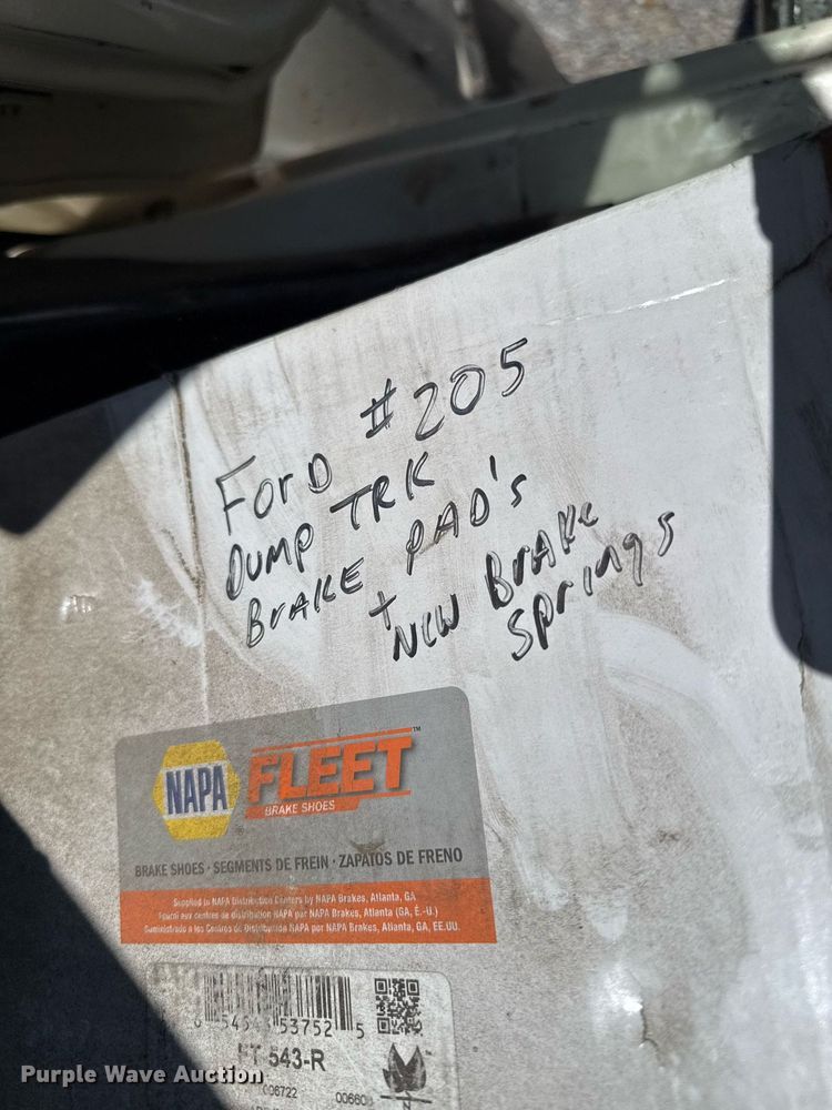 image for item DZ8663 1990 Ford F700 dump truck