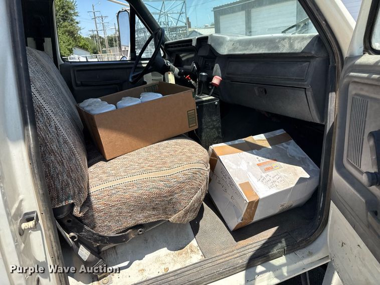 image for item DZ8663 1990 Ford F700 dump truck