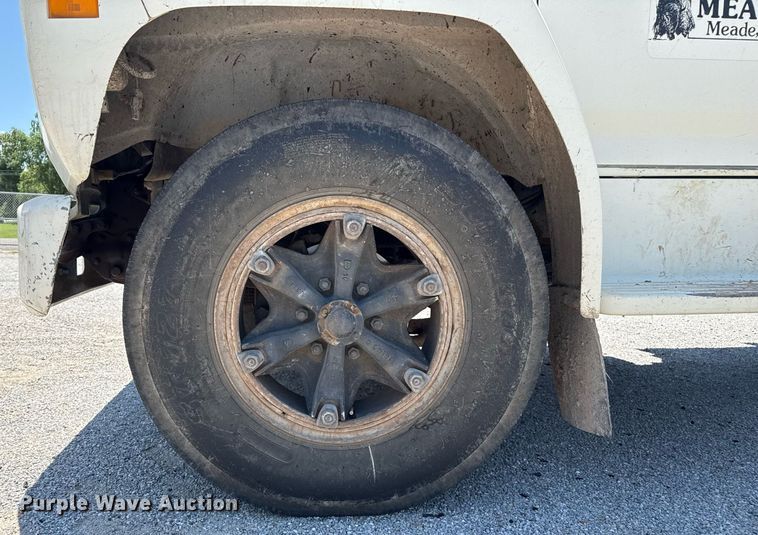 image for item DZ8663 1990 Ford F700 dump truck