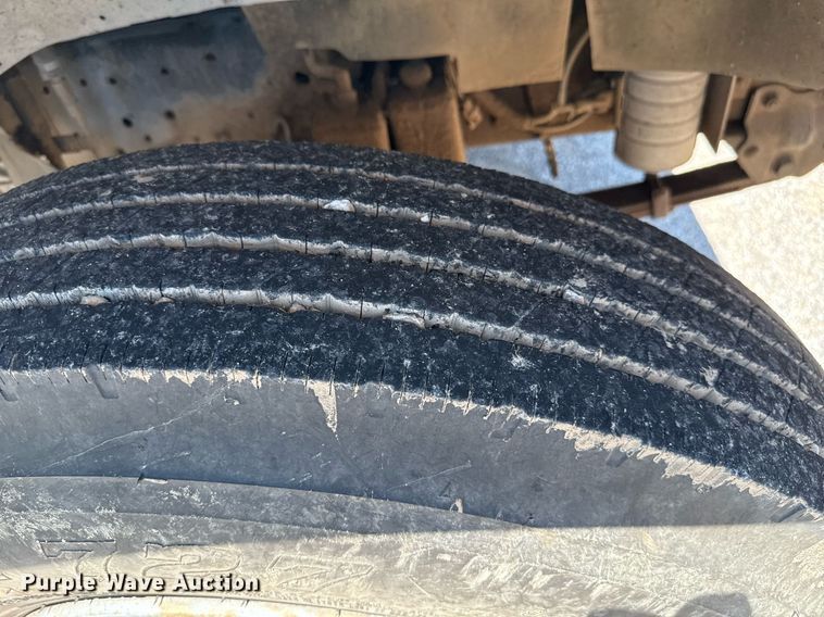 image for item DZ8663 1990 Ford F700 dump truck