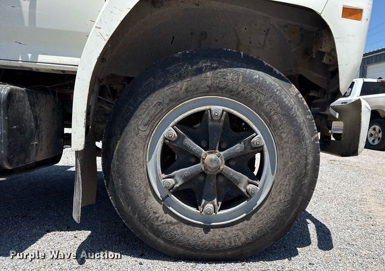 image for item DZ8663 1990 Ford F700 dump truck