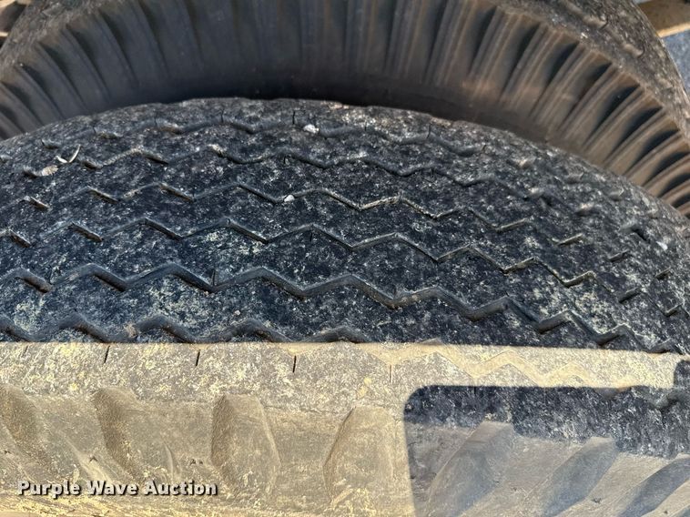 image for item DZ8663 1990 Ford F700 dump truck