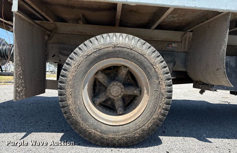 image for item DZ8663 1990 Ford F700 dump truck