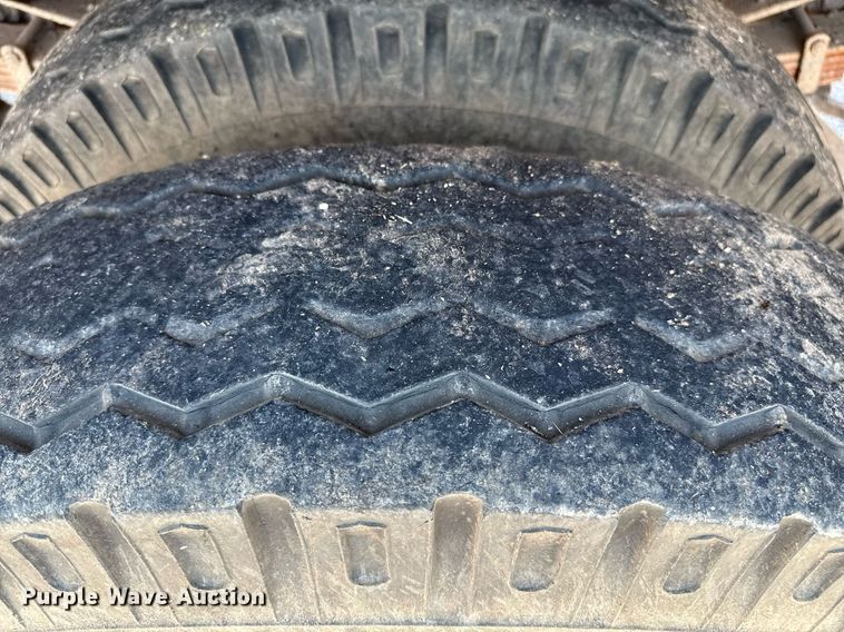 image for item DZ8663 1990 Ford F700 dump truck