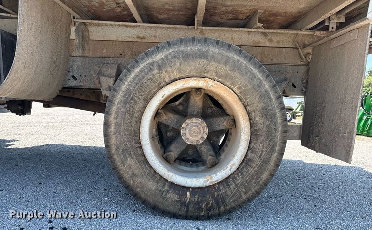 image for item DZ8663 1990 Ford F700 dump truck