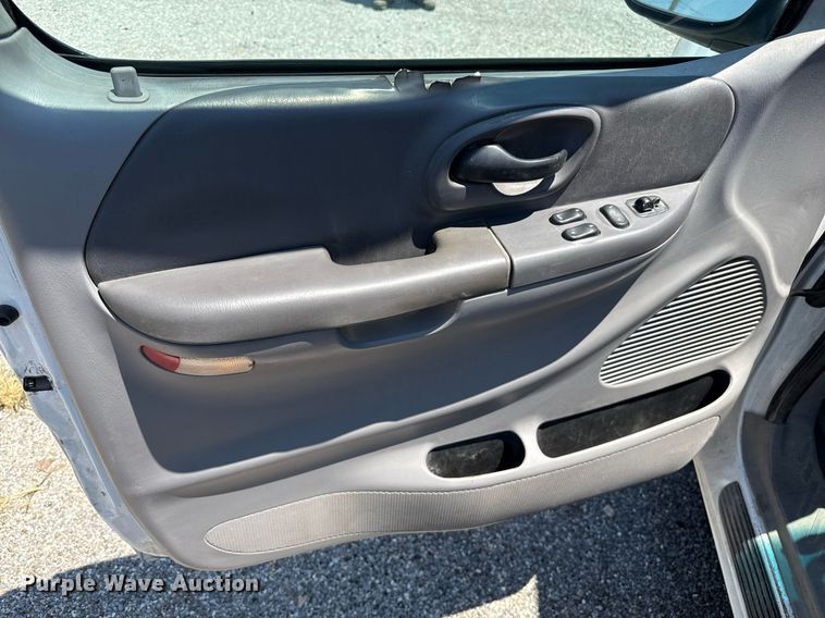 image for item DZ8664 2001 Ford F150 SuperCab pickup truck