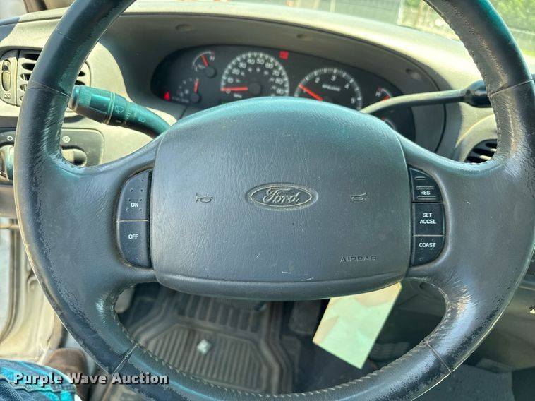 image for item DZ8664 2001 Ford F150 SuperCab pickup truck