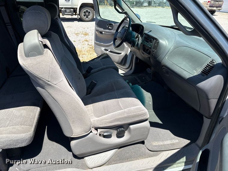 image for item DZ8664 2001 Ford F150 SuperCab pickup truck