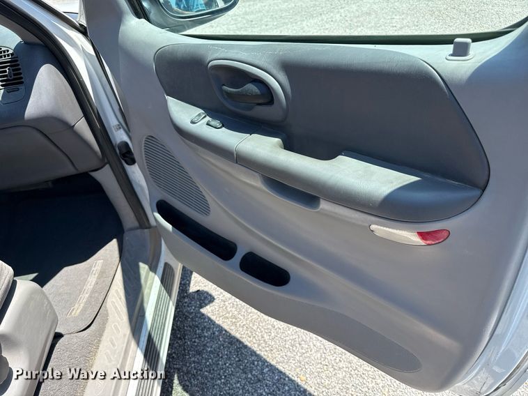 image for item DZ8664 2001 Ford F150 SuperCab pickup truck