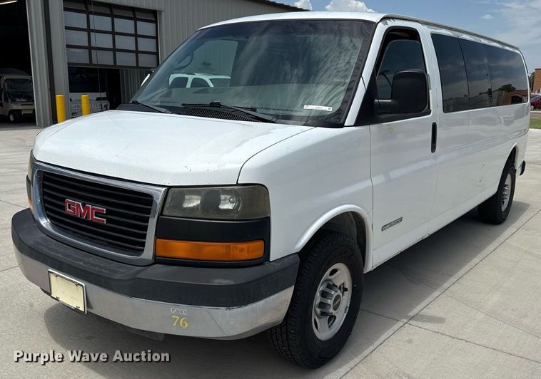 image for item DZ8671 2004 GMC Savana G3500 van