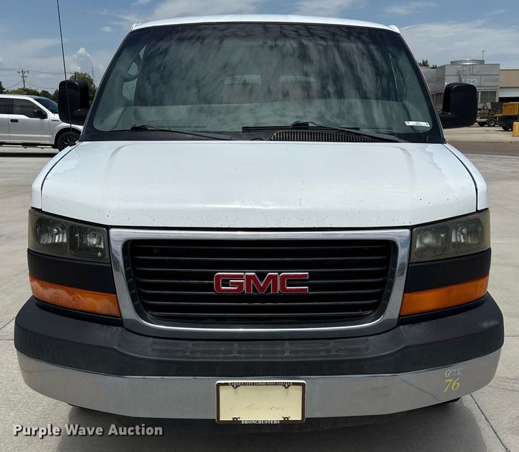 image for item DZ8671 2004 GMC Savana G3500 van
