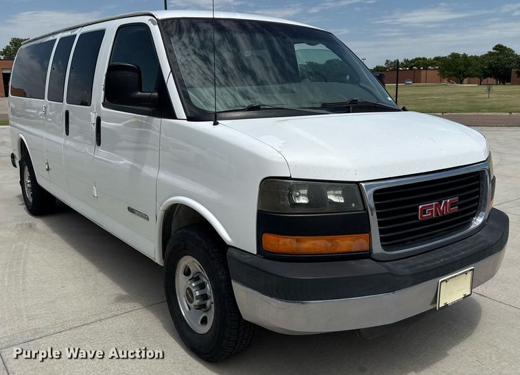 image for item DZ8671 2004 GMC Savana G3500 van