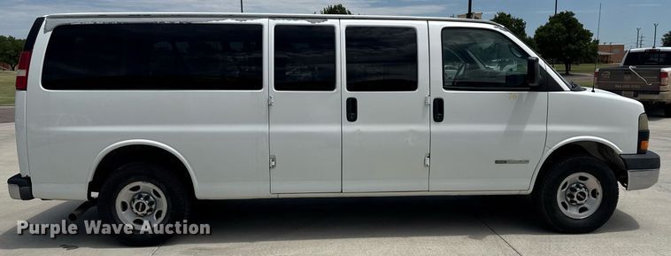 image for item DZ8671 2004 GMC Savana G3500 van