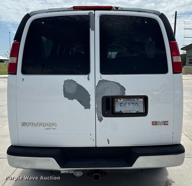 image for item DZ8671 2004 GMC Savana G3500 van