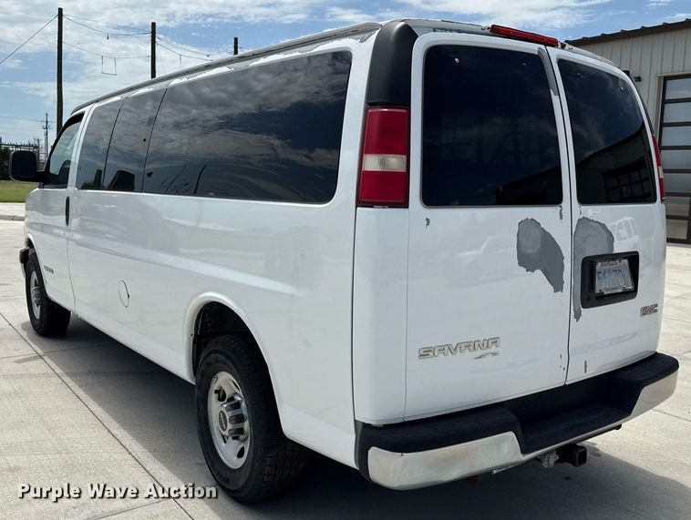 image for item DZ8671 2004 GMC Savana G3500 van