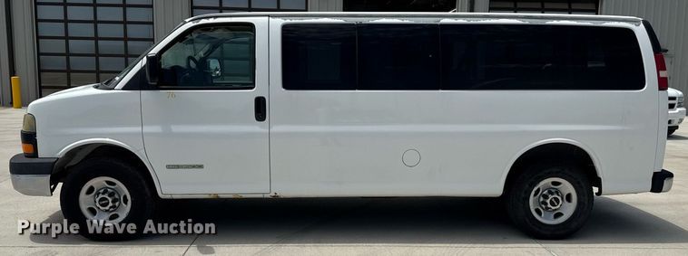 image for item DZ8671 2004 GMC Savana G3500 van