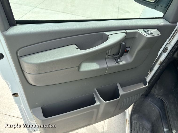 image for item DZ8671 2004 GMC Savana G3500 van