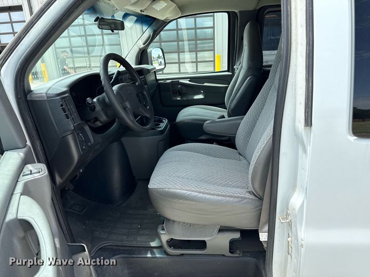 image for item DZ8671 2004 GMC Savana G3500 van