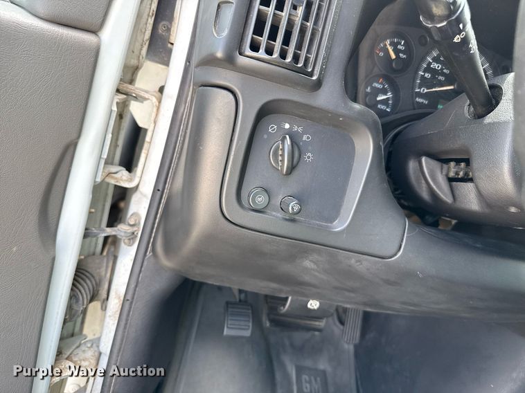 image for item DZ8671 2004 GMC Savana G3500 van