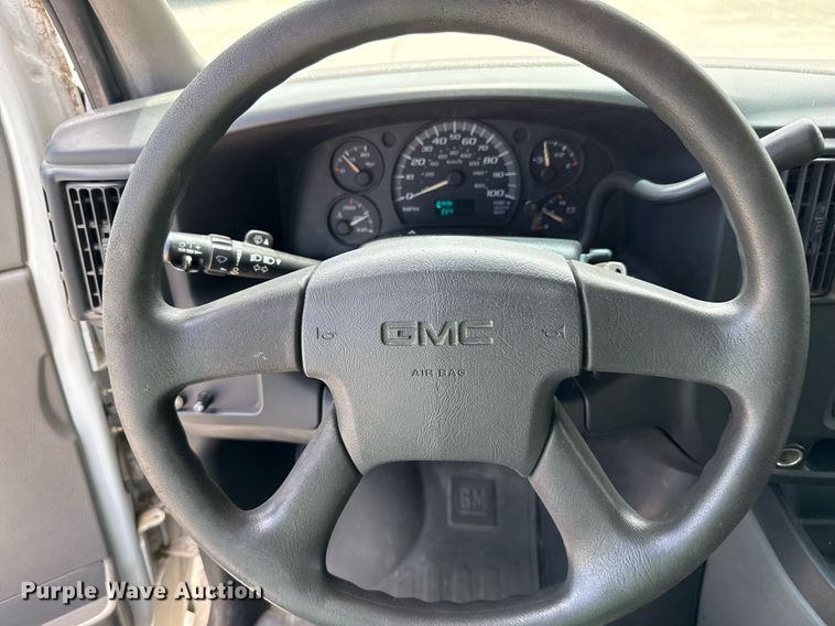image for item DZ8671 2004 GMC Savana G3500 van