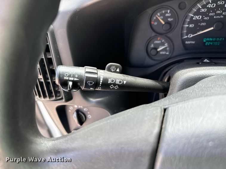 image for item DZ8671 2004 GMC Savana G3500 van