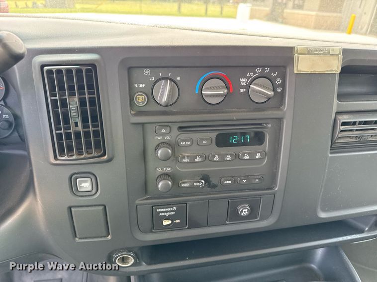 image for item DZ8671 2004 GMC Savana G3500 van