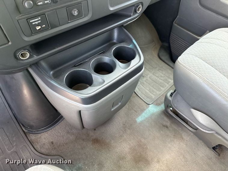 image for item DZ8671 2004 GMC Savana G3500 van