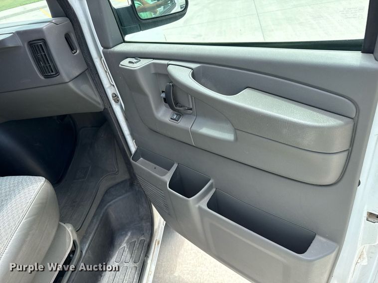 image for item DZ8671 2004 GMC Savana G3500 van