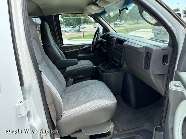 image for item DZ8671 2004 GMC Savana G3500 van