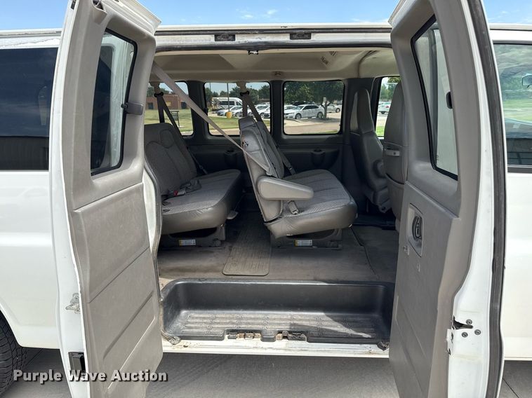 image for item DZ8671 2004 GMC Savana G3500 van