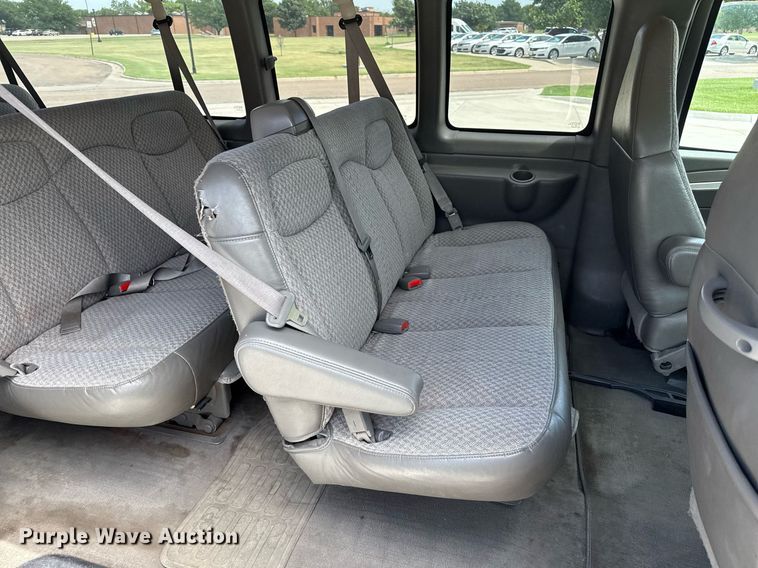 image for item DZ8671 2004 GMC Savana G3500 van