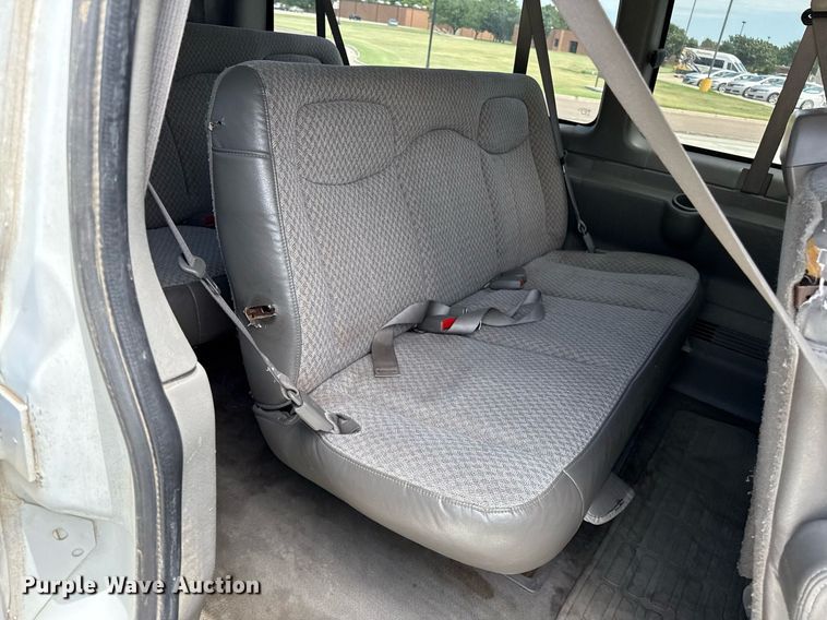 image for item DZ8671 2004 GMC Savana G3500 van